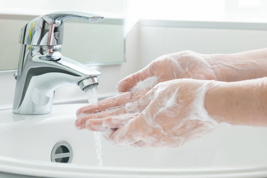 wash hands stay healthy traveling