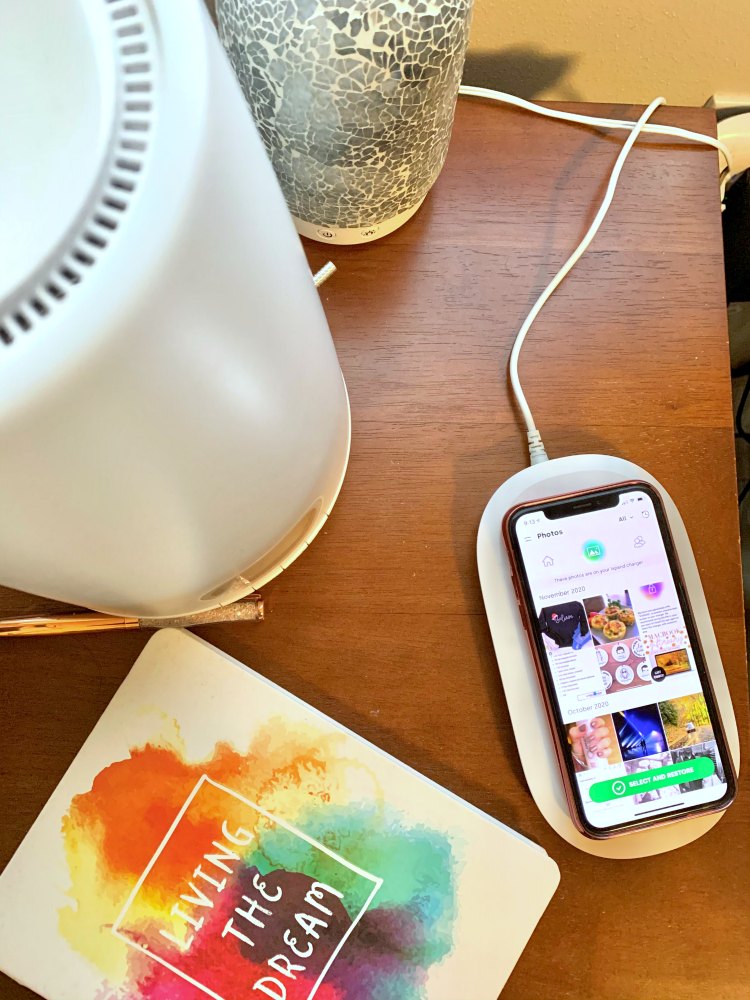 sandisk ixpand with iphone charging on it
